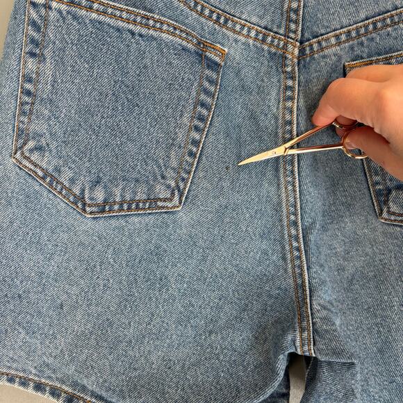 CK CALVIN KLEIN JEANS Women's 9 Button Fly Easy Fit Light Wash Denim Shorts - Picture 10 of 11